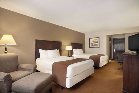 Premium bedding, desk, iron/ironing board, WiFi (free)