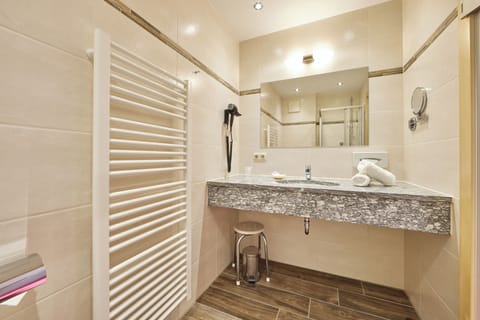 Comfort Single Room, 1 Twin Bed, Patio | Bathroom | Towels