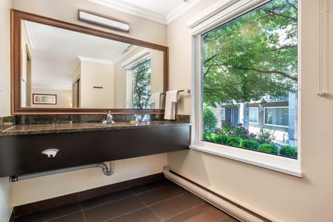 Standard Room, 1 King Bed, Non Smoking, Kitchen (with Sofabed, Full Kitchen) | In-room safe, desk, laptop workspace, blackout drapes