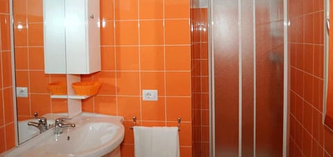 Shower, free toiletries, hair dryer, bidet