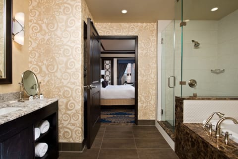 Suite (Morris) | Bathroom | Combined shower/tub, designer toiletries, hair dryer, towels