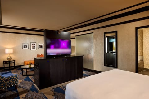 Suite (Morris) | Living area | 43-inch flat-screen TV with cable channels, TV