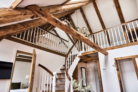 Suite (The Barrel Factory) | Pillowtop beds, iron/ironing board, free WiFi, bed sheets