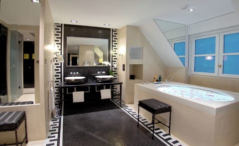 Apartment, 1 Double Bed, City View (Couture) | Bathroom | Shower, free toiletries, hair dryer, bathrobes