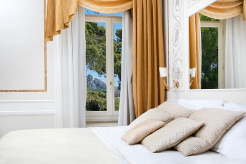 Deluxe Double Room, Jetted Tub, Sea View (Fersen) | Minibar, in-room safe, desk, soundproofing