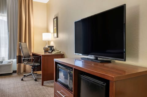 Premium bedding, in-room safe, desk, laptop workspace