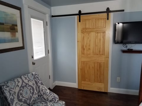 Queen Bed | Premium bedding, individually decorated, individually furnished