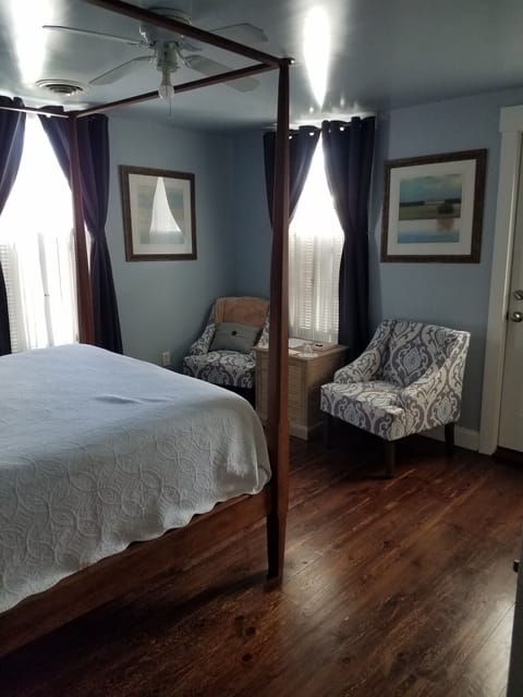 Queen Bed | Premium bedding, individually decorated, individually furnished