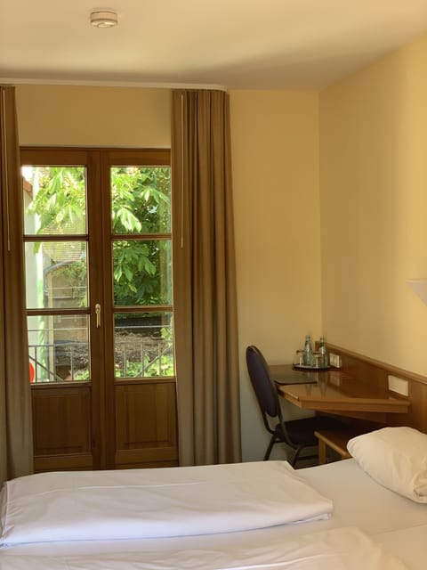 Double Room | Desk, iron/ironing board, free WiFi, bed sheets