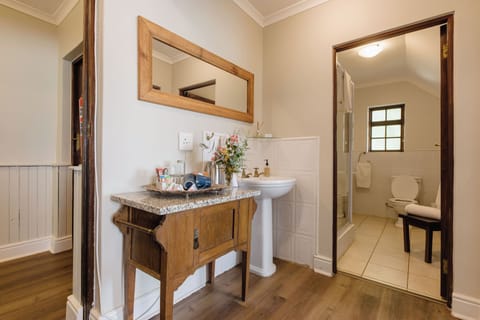 Family Room | Bathroom | Free toiletries, hair dryer, towels, soap