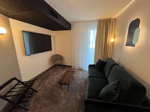 Suite, 1 King Bed, Non Smoking | Minibar, in-room safe, desk, blackout drapes