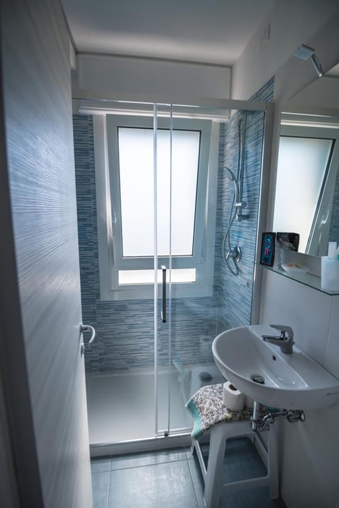 Shower, free toiletries, hair dryer