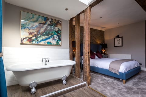 Signature Room, 1 King Bed, Non Smoking, Ensuite | Bathroom | Shower, free toiletries, hair dryer, towels