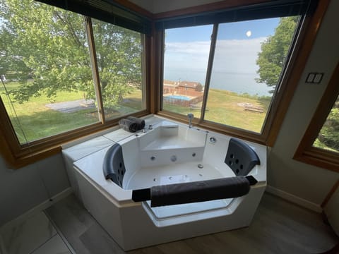 Luxury Lake View King, Jacuzzi | Free WiFi, bed sheets