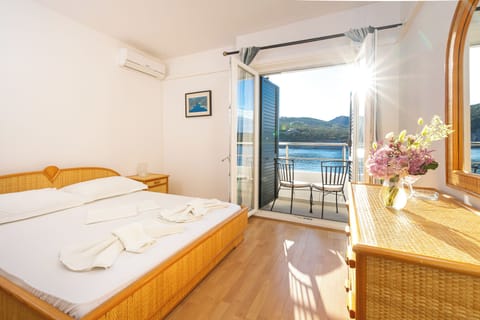 Triple Room, Balcony, Sea View | Blackout drapes, bed sheets