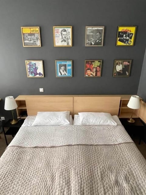 Standard Double or Twin Room | Desk, laptop workspace, soundproofing, iron/ironing board