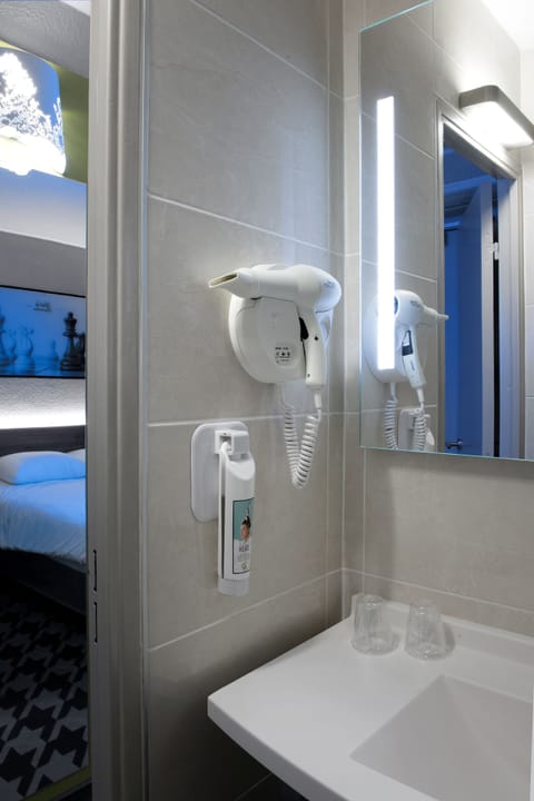 Standard Suite, 2 Double Beds, Connecting Rooms | Bathroom | Shower, eco-friendly toiletries, hair dryer, towels
