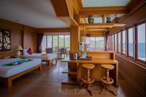 Jacuzzi Seaview Room | Minibar, individually decorated, individually furnished, desk