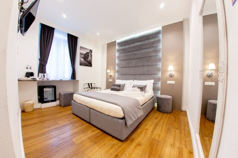 Standard Room (Via Roma 37) | Down comforters, minibar, in-room safe, soundproofing