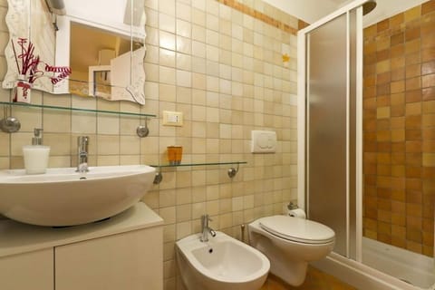 Double Room | Bathroom | Shower, rainfall showerhead, free toiletries, hair dryer
