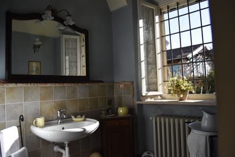 Superior Apartment (for 2 people) | Bathroom | Shower, hair dryer, bidet, towels