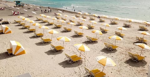Beach nearby, sun loungers, beach towels