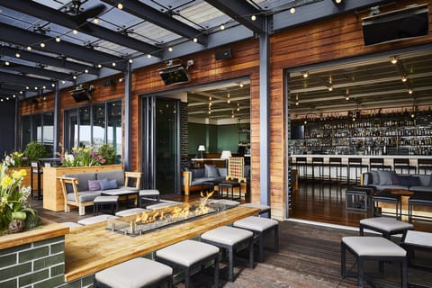 2 bars/lounges, rooftop bar
