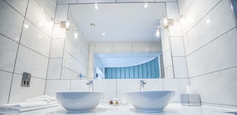 Parklands Suite | Bathroom | Free toiletries, hair dryer, towels