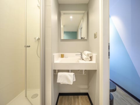 Desk, soundproofing, free WiFi, bed sheets