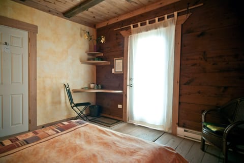 Room, 1 Queen Bed | Desk, soundproofing, free WiFi, bed sheets