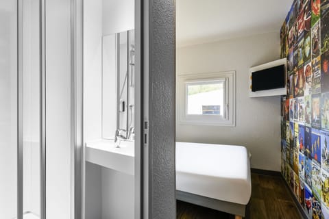 Room, 1 Double Bed, Private Bathroom (Cabrio) | Free rollaway beds, free WiFi, bed sheets