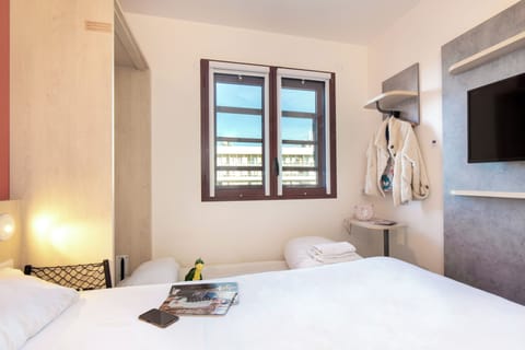 Triple Room (1 Double Bed and 1 Twin Murphy Bed) | Desk, soundproofing, free WiFi