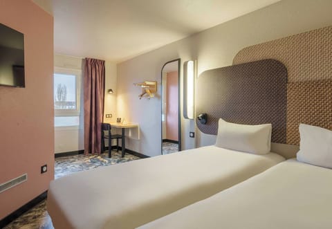 Twin Room, Non Smoking | Desk, blackout drapes, soundproofing, free WiFi