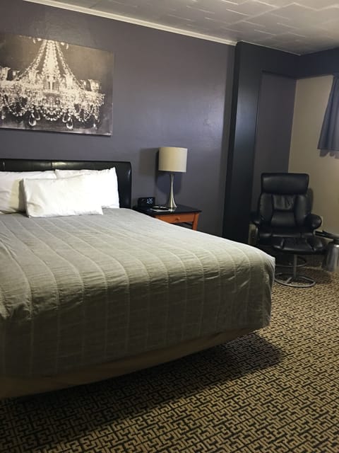 Standard Room, 1 Queen Bed | Premium bedding, individually decorated, individually furnished, desk