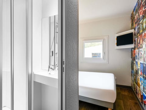 Room, 1 Double Bed, Private Bathroom (Cabrio) | Free cribs/infant beds, free WiFi, bed sheets