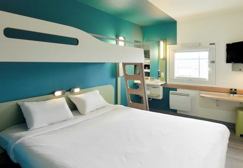 Standard Triple Room, Non Smoking | Desk, soundproofing, iron/ironing board, free WiFi