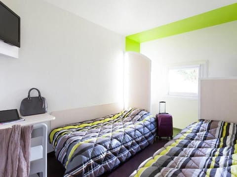Twin Room, Shared Bathroom (Duo) | Desk, blackout drapes, free WiFi
