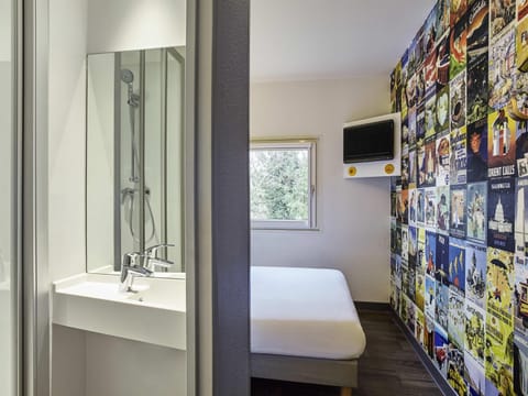 Room, 1 Double Bed, Private Bathroom (Cabrio) | Desk, free cribs/infant beds, free WiFi, bed sheets