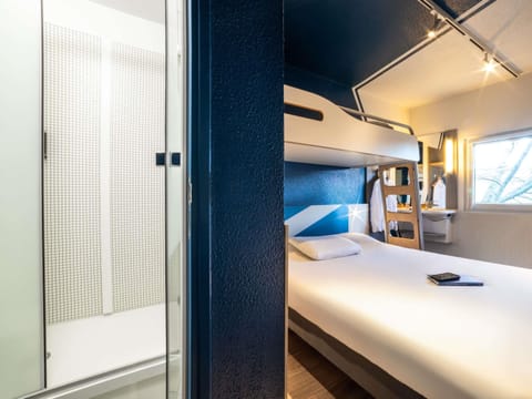 Triple Room, Multiple Beds | Desk, blackout drapes, free WiFi, bed sheets