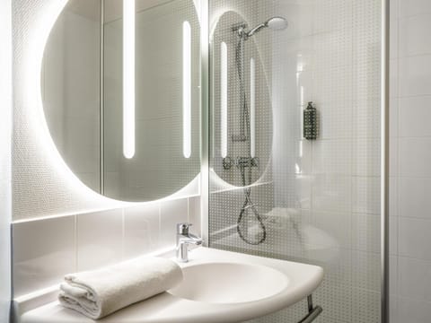 Standard Room, 2 Twin Beds | Desk, soundproofing, free WiFi, bed sheets