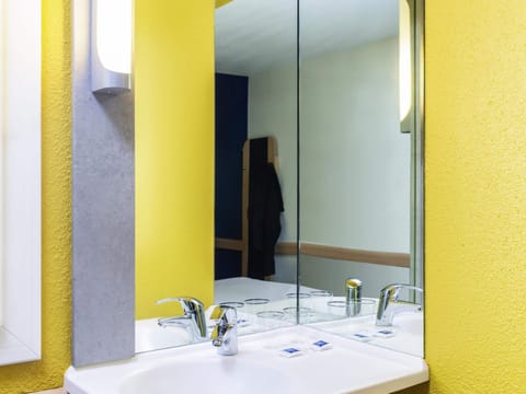 Triple Room, Multiple Beds | Desk, soundproofing, free WiFi, bed sheets