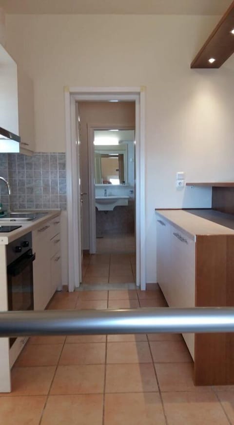 Superior Apartment | Private kitchen | Fridge, stovetop, cookware/dishes/utensils