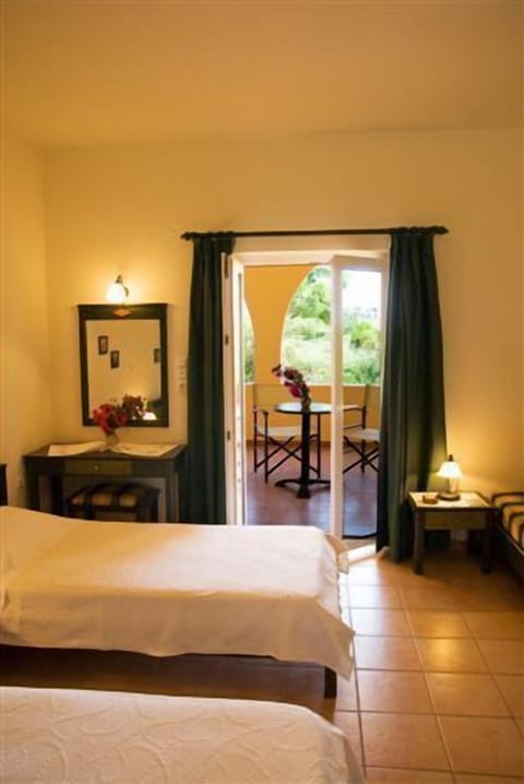 Comfort Studio | Premium bedding, in-room safe, individually decorated