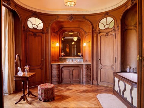 Suite de la Baronne (Abbaye) | Bathroom | Free toiletries, hair dryer, slippers, towels