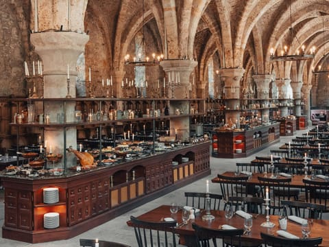 4 restaurants, breakfast served