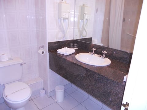 Triple Room | Bathroom | Combined shower/tub, deep soaking tub, free toiletries, hair dryer