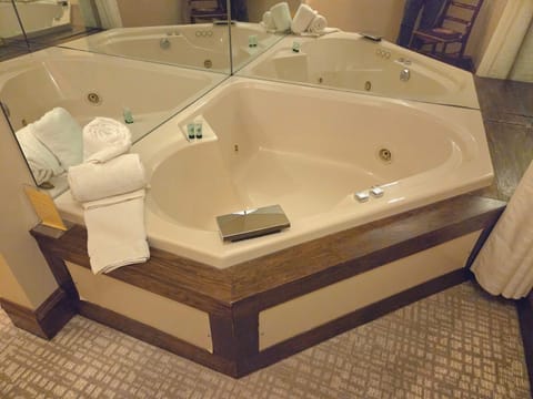 Luxury Single Room | Individually decorated, desk, iron/ironing board, free WiFi