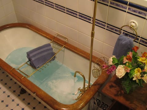 Deluxe Room | Bathroom | Hair dryer, bathrobes, towels