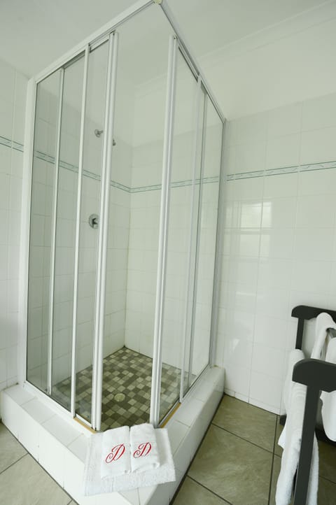 Bougainvillea Suite | Bathroom shower