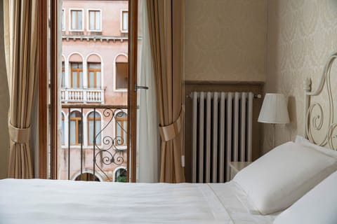 Apartment, 2 Bedrooms, Canal View, Annex Building | Hypo-allergenic bedding, down comforters, minibar, in-room safe